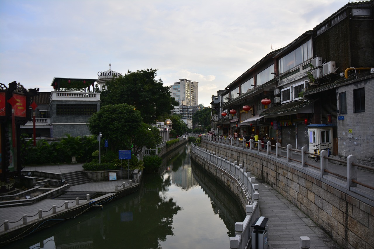 广州大雨下的城市风貌，最新图片展示